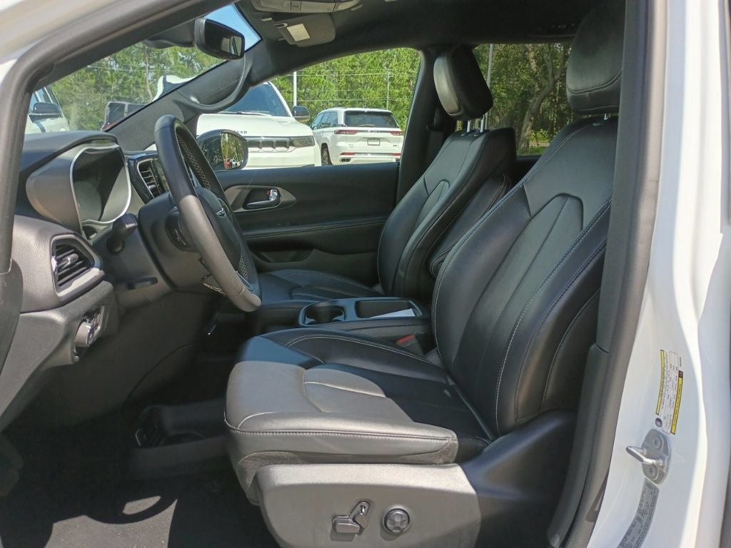 2025 Chrysler Pacifica Select