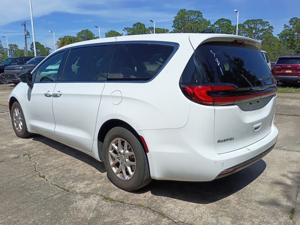 2025 Chrysler Pacifica Select