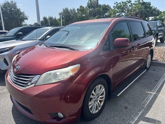 2013 Toyota Sienna XLE 8 Passenger