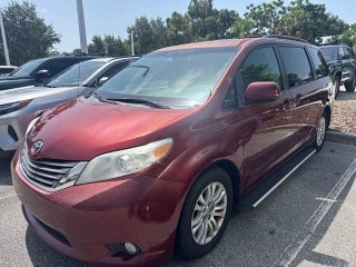 2013 Toyota Sienna XLE 8 Passenger