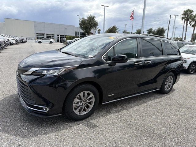 2021 Toyota Sienna XLE 8 Passenger