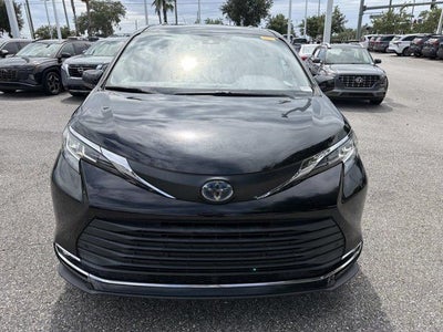 2021 Toyota Sienna XLE 8 Passenger