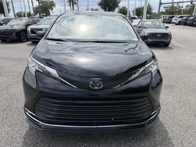 2021 Toyota Sienna XLE 8 Passenger