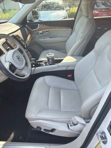 2022 Volvo XC90 T5 Momentum