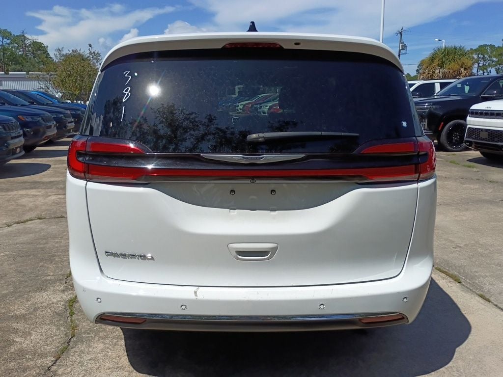 2025 Chrysler Pacifica Select