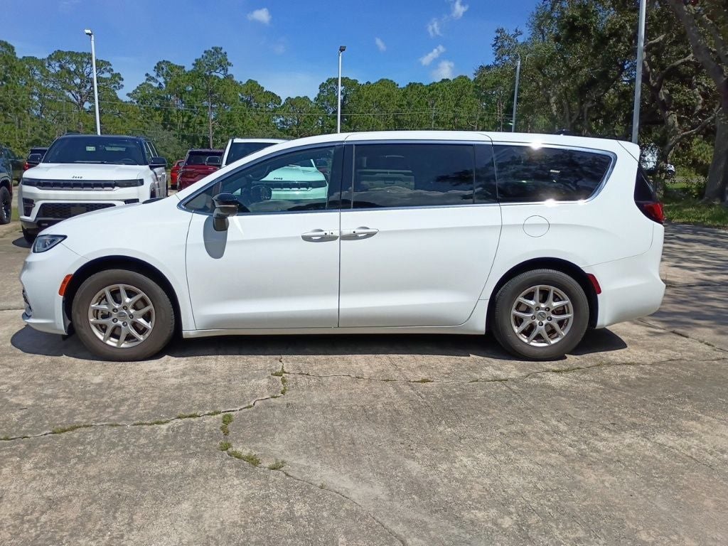 2025 Chrysler Pacifica Select