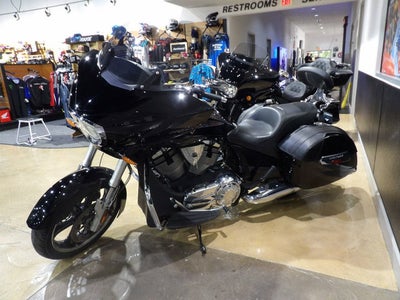 2023 Indian Pursuit Dark Horse with Premium Package Black Smok Base
