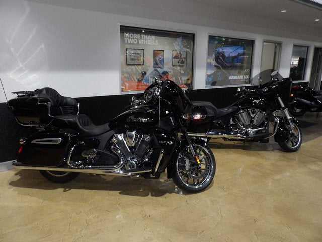 2023 Indian Pursuit Dark Horse with Premium Package Black Smok Base