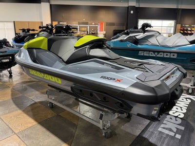 2025 Sea-Doo RXP-X 325 Ibr Ice Metal / Manta Green Base