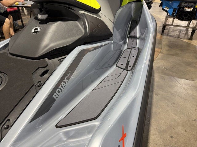 2025 Sea-Doo RXP-X 325 Ibr Ice Metal / Manta Green Base