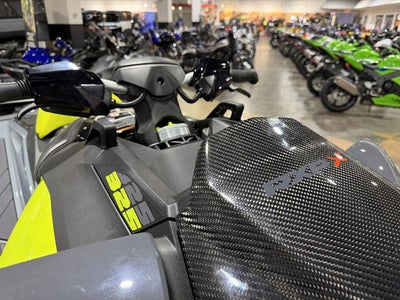 2025 Sea-Doo RXP-X 325 Ibr Ice Metal / Manta Green Base